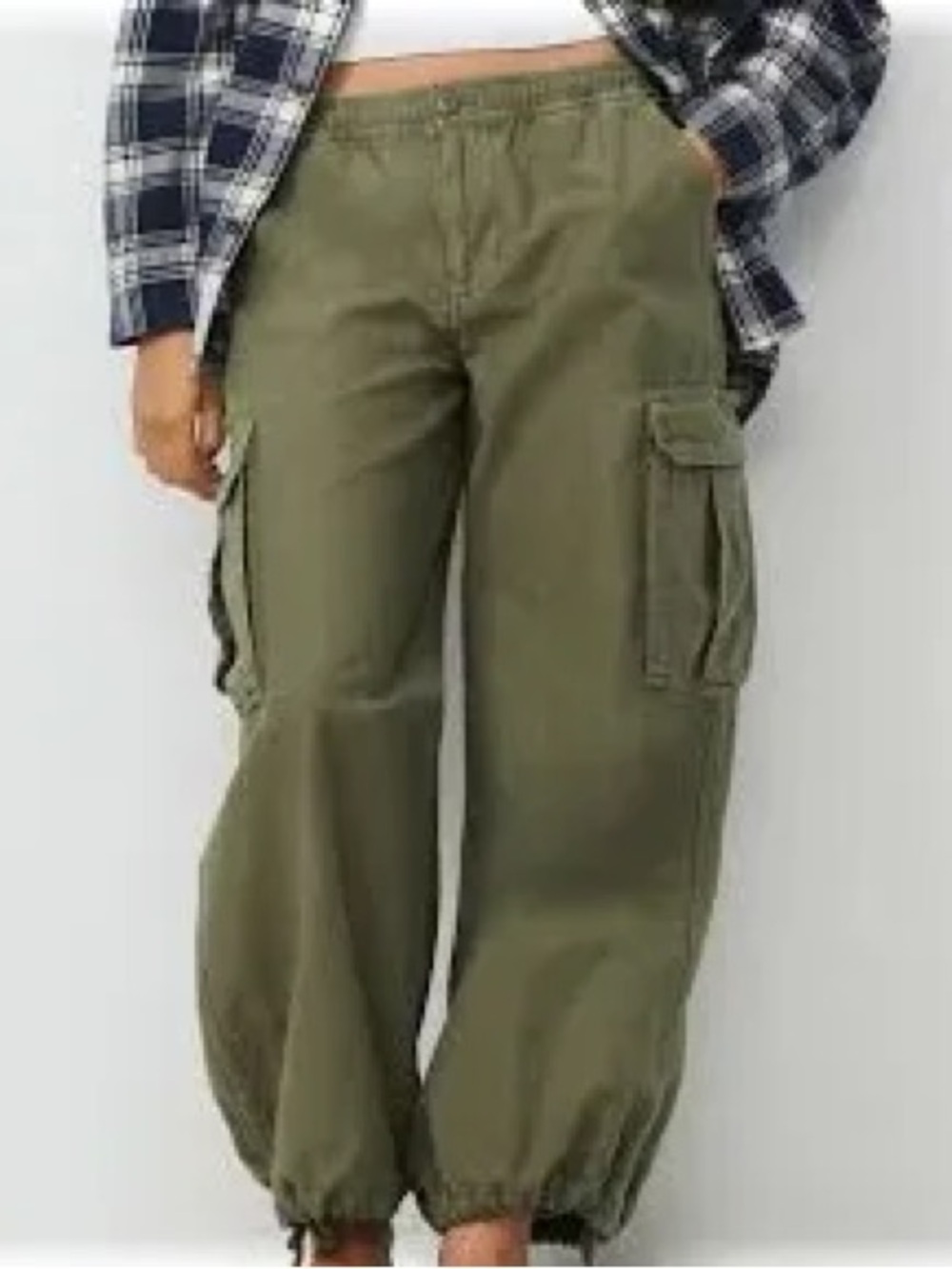 Aritzia TNA Strobel Oversized Cargo Pants Lived-In Army Green 4